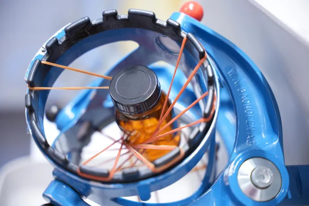 En mixer som innehåller en flaska fäst med gummiband. Foto.