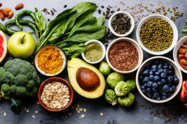 Bild tagen uppifrån på nyttig mat fint upplagt. Foto.